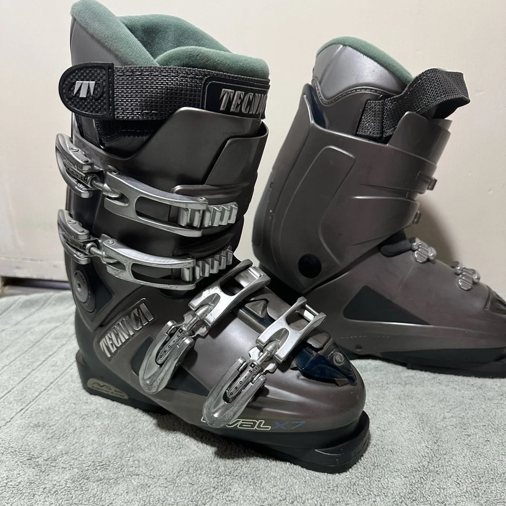 Women Tecnica Dark Gray Ski Boots with Metallic Buckles size 6